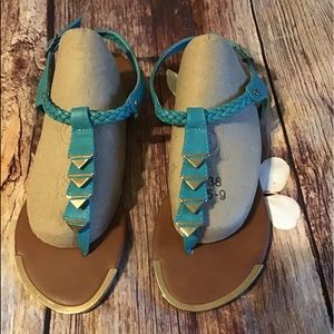 Women’s size 8 1/2 sandals  K